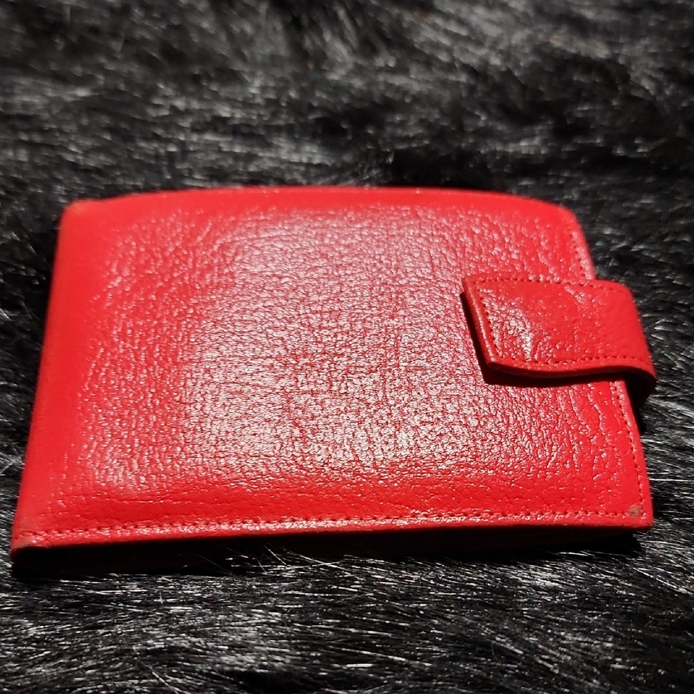 Arche Red Key Card Holder Sleek Design. PRICESS GARDNER.